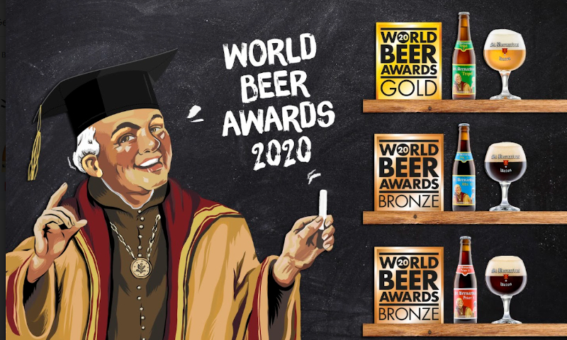 St. Bernardus pater voor een krijtbord met daarnaast de drie winnende bieren tijdens de World Beer Awards 2020